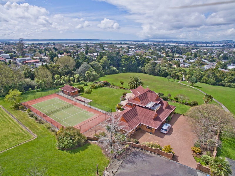 13 Milwaukee Place, Glendene, Auckland - Carousel 2