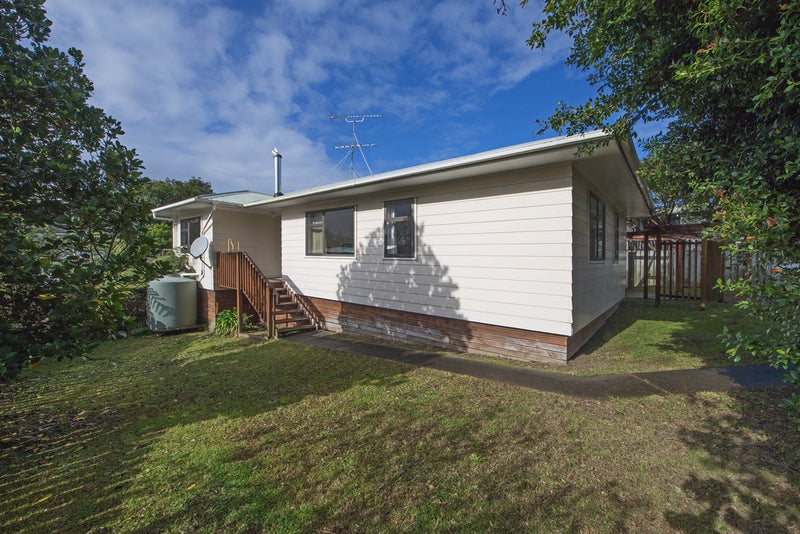 7 Sea View Road, Ostend, Waiheke Island - Carousel 1