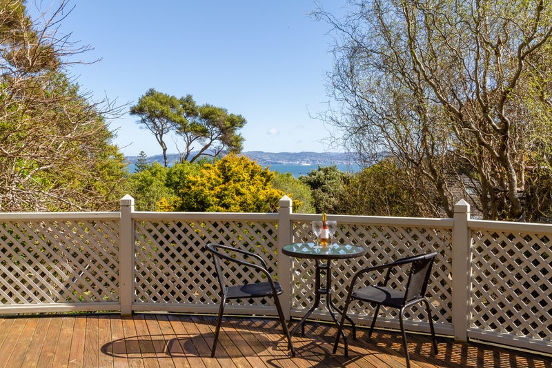 8 Whiorau Grove, Lowry Bay, Lower Hutt - Carousel 1