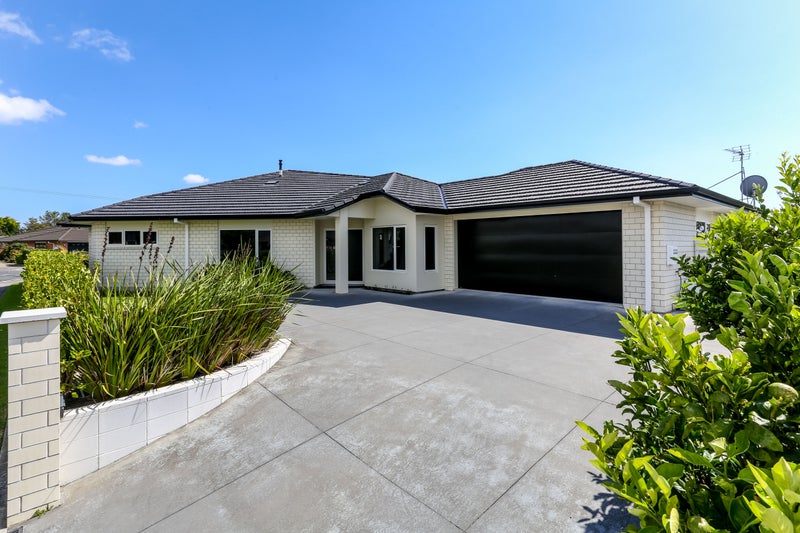 1 Manurau Crescent, Merrilands, New Plymouth - Carousel 1