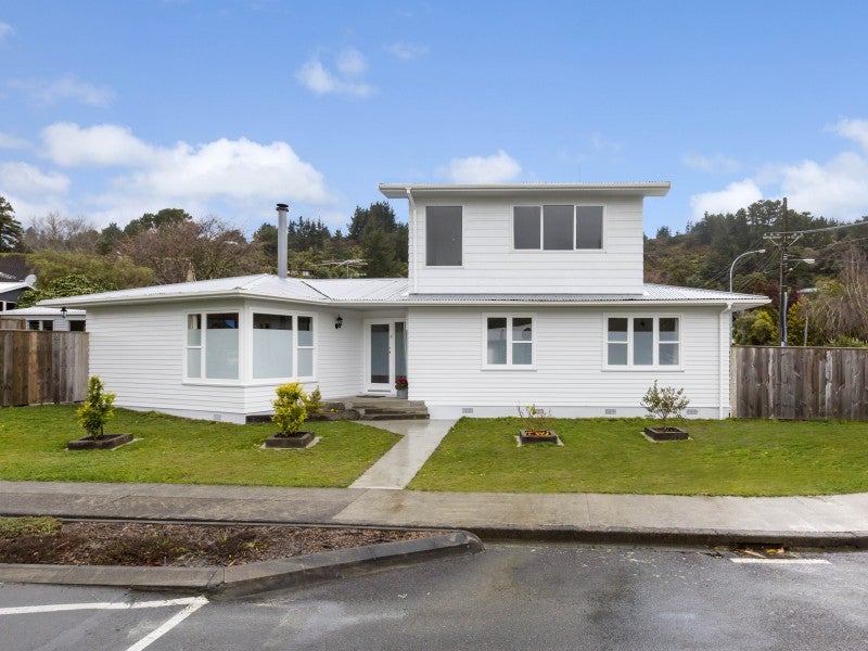17 Mangaroa Hill Road, Maoribank, Upper Hutt - Carousel 1