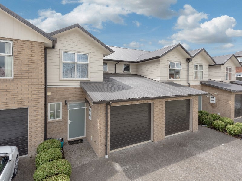73 Chiefs Court, Hamilton East, Hamilton - Carousel 1