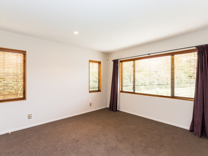 21 Kilkenny Place, Fitzherbert, Palmerston North - Carousel 21