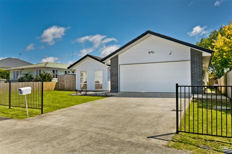 352 Main Road, Huapai, Kumeu - Carousel 1