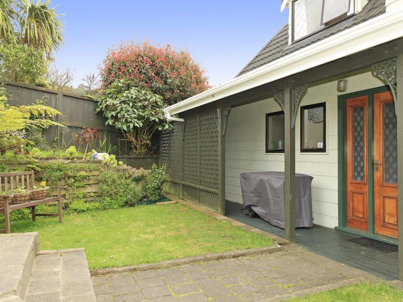 8 Kekeno Grove, Tirohanga, Lower Hutt - Carousel 18