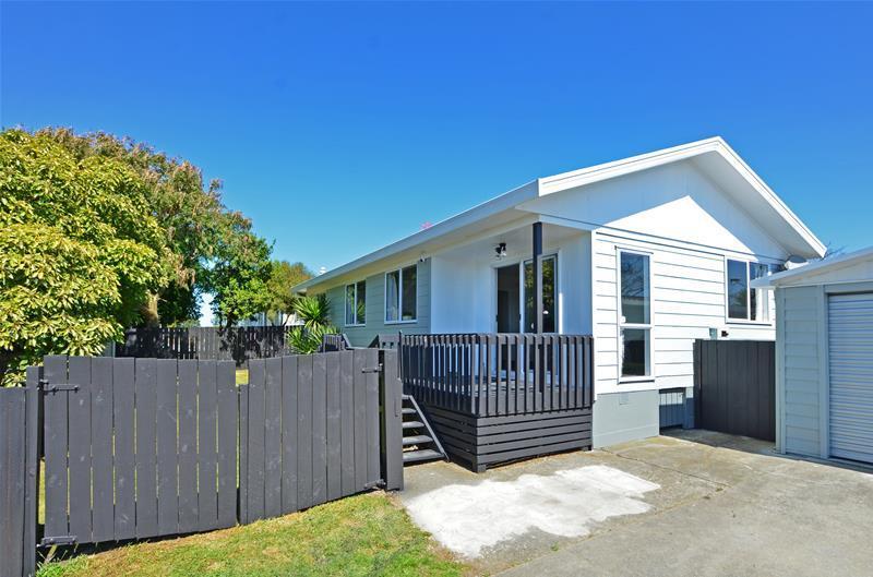 2/4 Silver Creek Road, Weymouth, Auckland - Carousel 1
