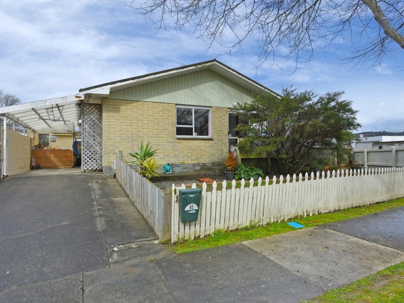 82 California Drive, Totara Park, Upper Hutt - Carousel 1