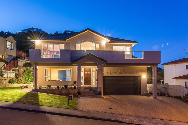 17 Dress Circle, Newlands, Wellington - Carousel 1