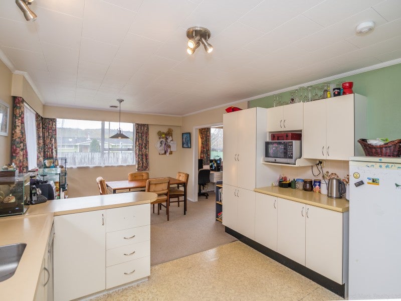 61 California Drive, Totara Park, Upper Hutt - Carousel 2