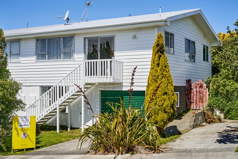 28A Colchester Crescent, Newlands, Wellington - Carousel 1