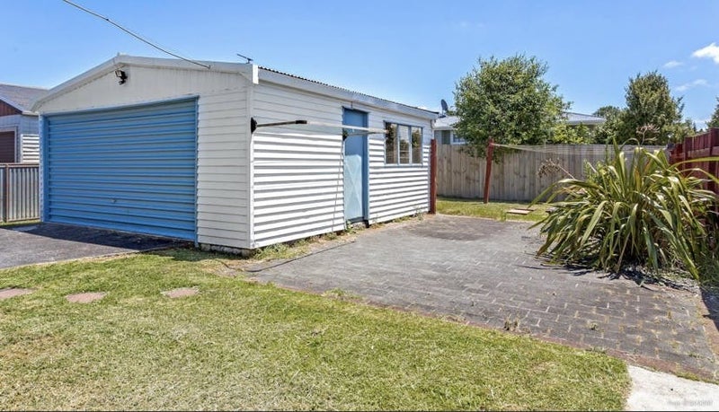 2 Maybelle Place, Kelston, Auckland - Carousel 2