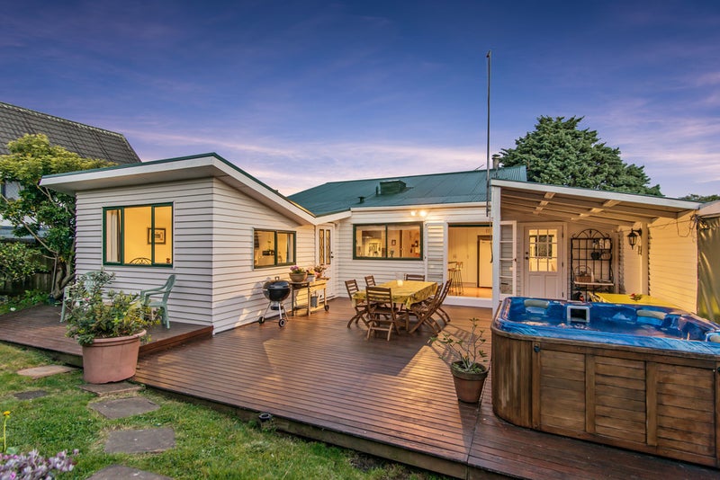 16 John Shaw Drive, Saint Johns, Auckland - Carousel 1