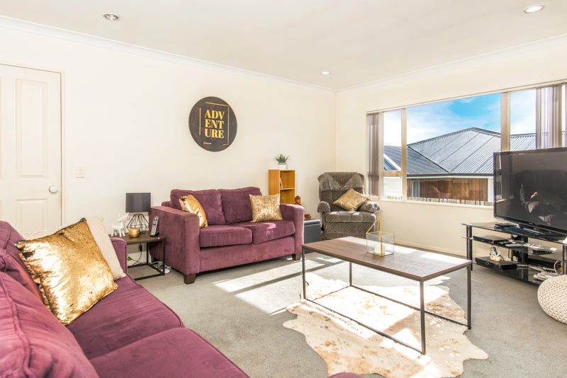 4A Kinapori Terrace, Newlands, Wellington - Carousel 1