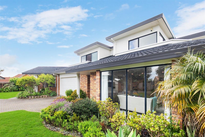8 Gillard Place, Eastern Beach, Auckland - Carousel 2