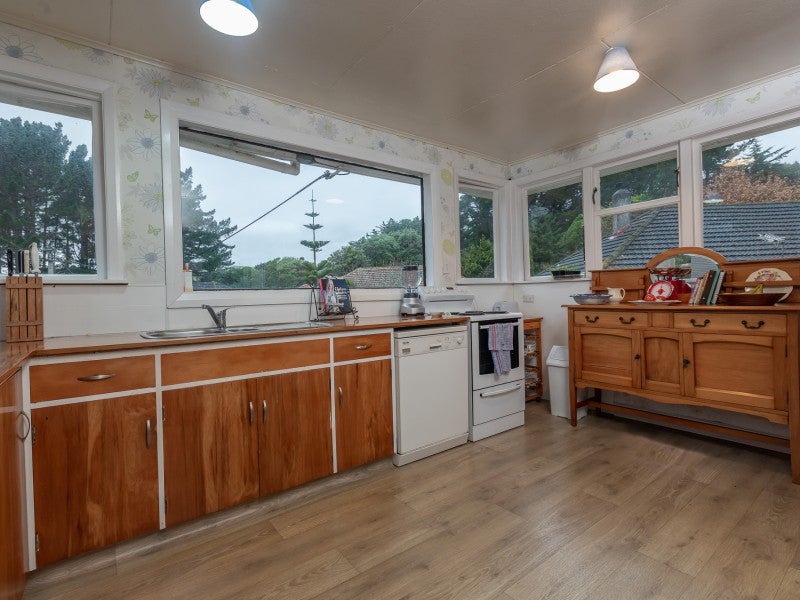 24 Worcester Place, Cannons Creek, Porirua - Carousel 2