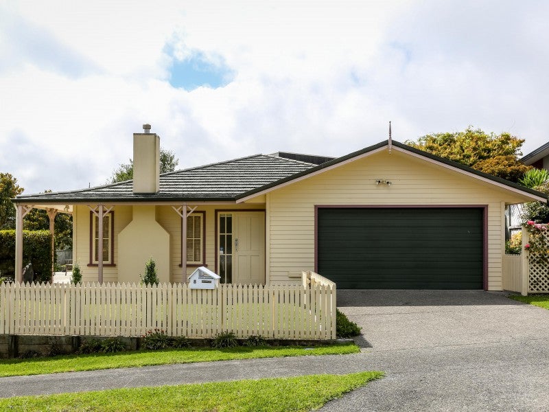 8 Maple Crescent, Whalers Gate, New Plymouth - Carousel 1