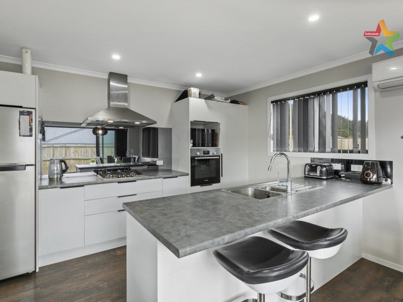 10 Jack Vaughan Grove, Wainuiomata, Lower Hutt - Carousel 2