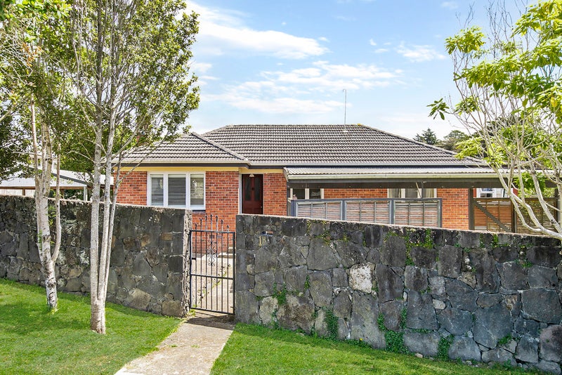 1B Bishop Street, Green Bay, Auckland - Carousel 1