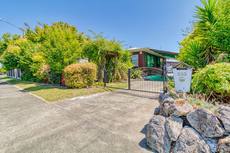 233 Sunnybank Crescent, Camberley, Hastings - Carousel 2