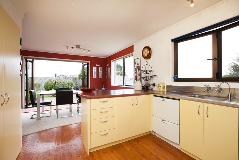 17 Caledonia Place, Highlands Park, New Plymouth - Carousel 2