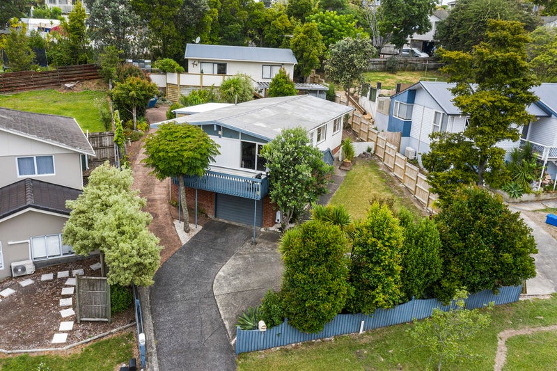 17 Castleford Street, Green Bay, Auckland - Carousel 1