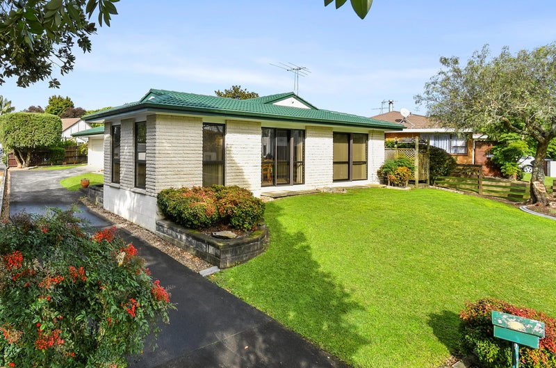 26 Pinehurst Place, Wattle Downs, Auckland - Carousel 1
