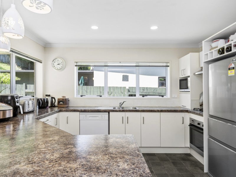 8 Kanuka Place, Pyes Pa, Tauranga - Carousel 2
