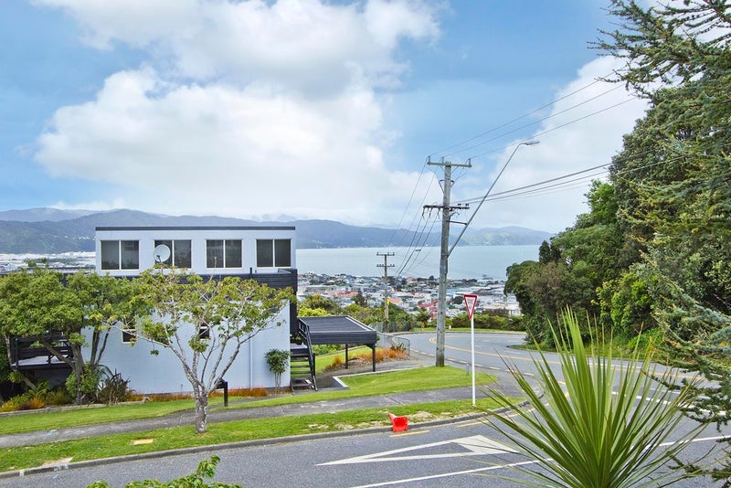 1 Stanhope Grove, Korokoro, Lower Hutt - Carousel 2