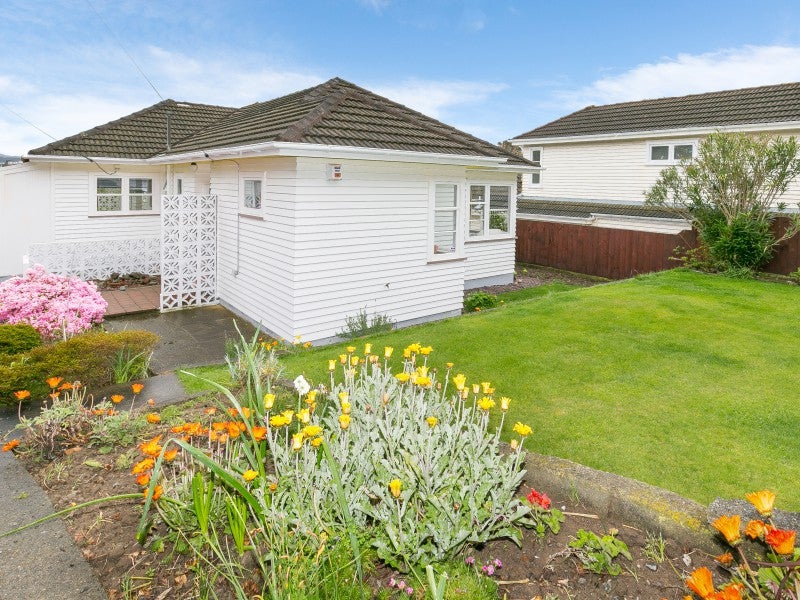 23 Nevay Road, Karaka Bays, Wellington - Carousel 1