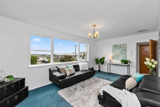 25 Brooker Grove, Newlands, Wellington - Carousel 1