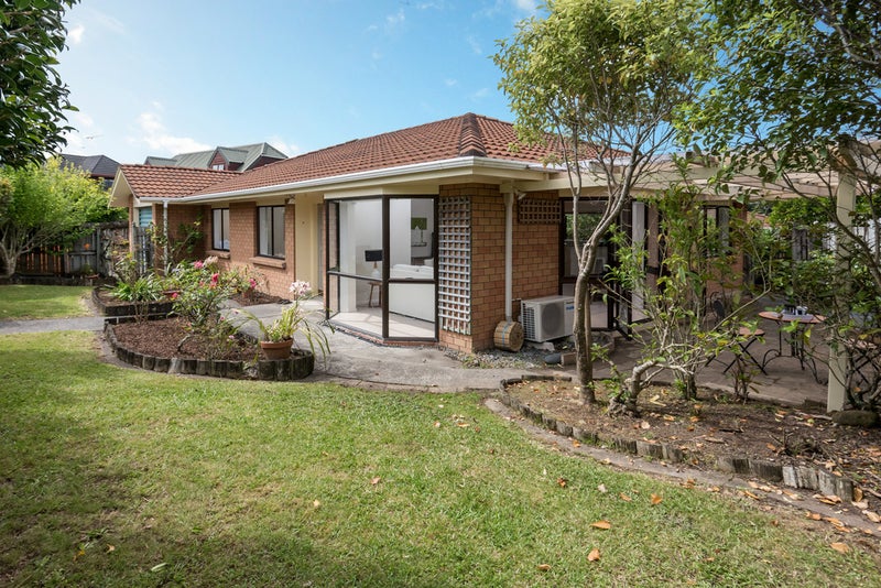 2/2 Channing Crescent, Botany Downs, Auckland - Carousel 1