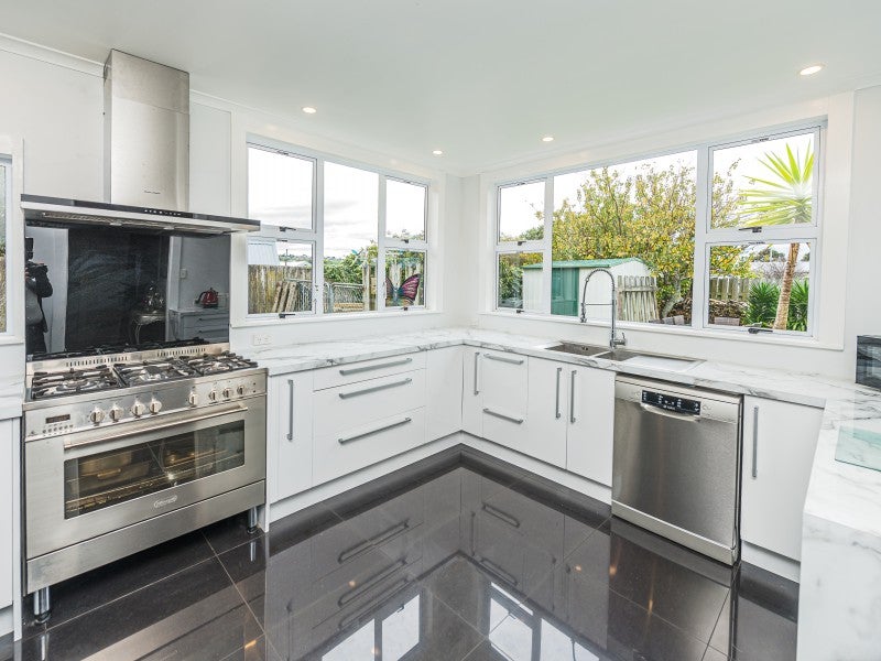 12 Carlton Avenue, Gonville, Whanganui - Carousel 2