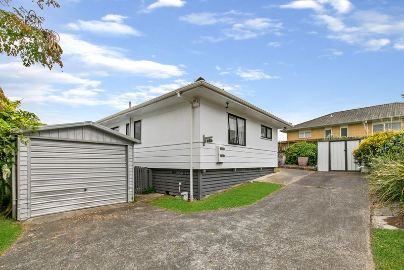 2/23 Bernina Place, Weymouth, Auckland - Carousel 1