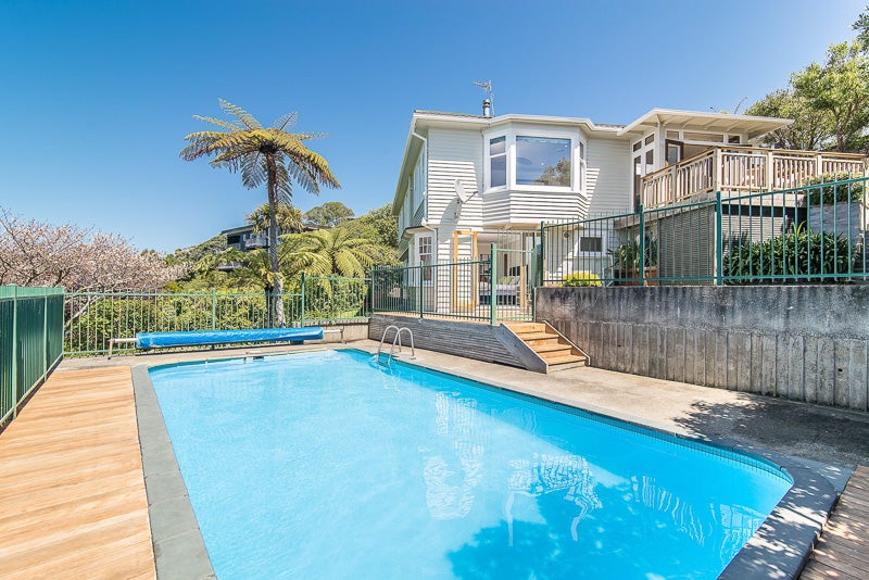 11 Glenville Road, Karaka Bays, Wellington - Carousel 1