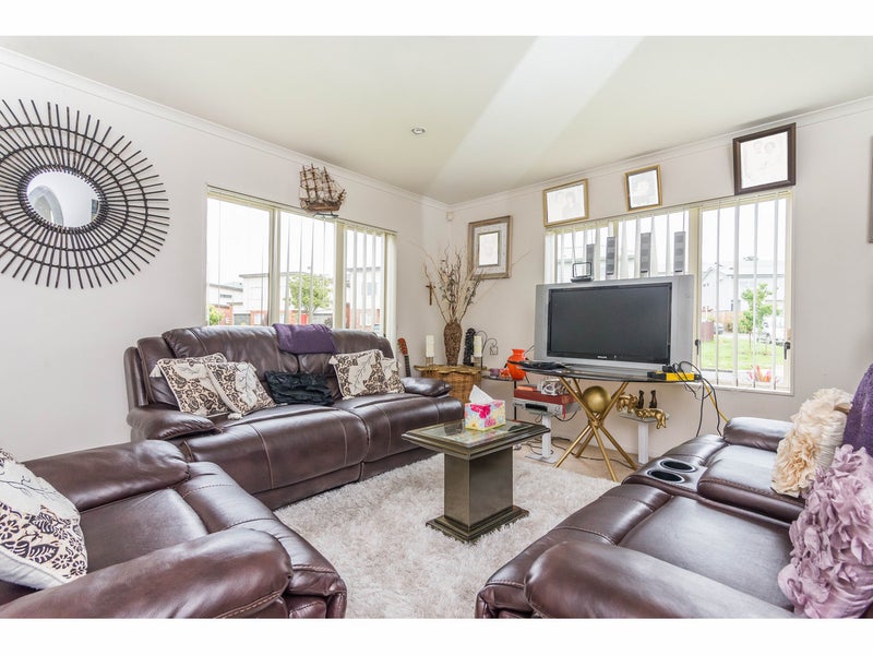 17 Brashier Circle, Sunnyvale, Auckland - Carousel 2