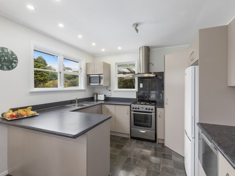 40 Holborn Drive, Stokes Valley, Lower Hutt - Carousel 2