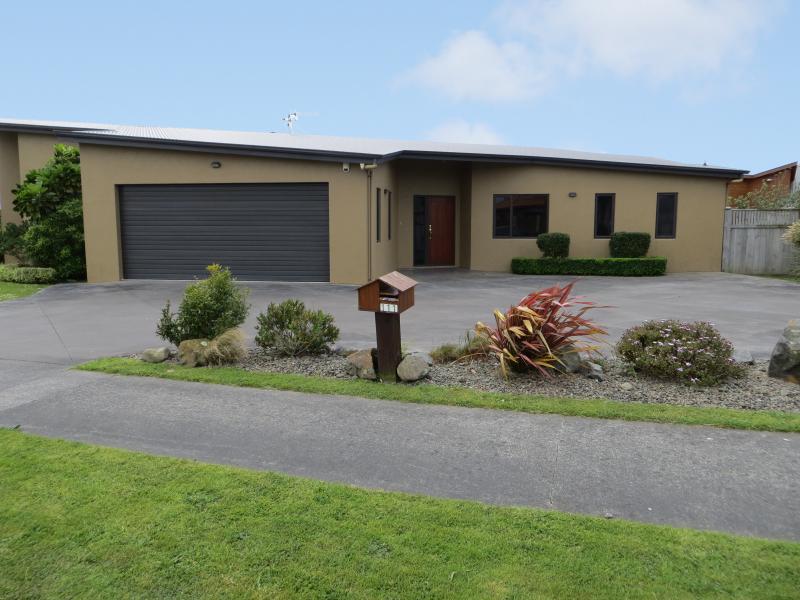 111 Ruapehu Drive, Fitzherbert, Palmerston North - Carousel 1