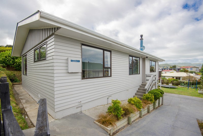 8 Inlet View, Titahi Bay, Porirua - Carousel 1