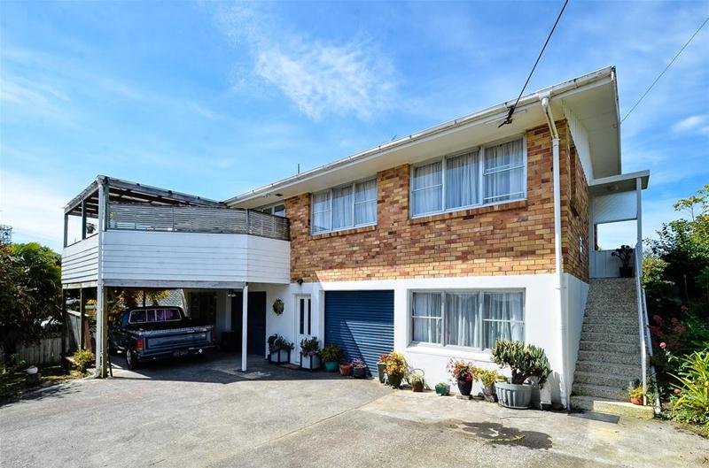 1 Wakeling Avenue, Te Atatu South, Auckland - Carousel 1