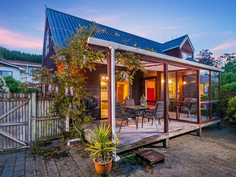 4 Johnswood Grove, Clouston Park, Upper Hutt - Carousel 1