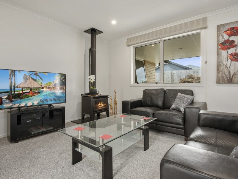 7 Fender Close, Pyes Pa, Tauranga - Carousel 2