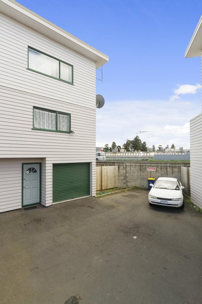 15/1 Briar Way, New Lynn, Auckland - Carousel 1