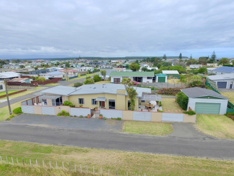 8 Warren Street, Foxton Beach, Foxton - Carousel 2