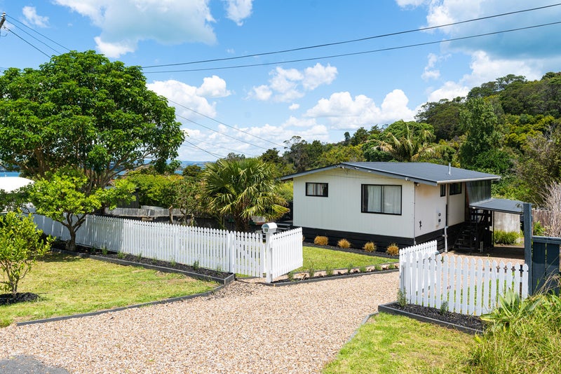 13 Tahatai Road, Oneroa, Waiheke Island - Carousel 2