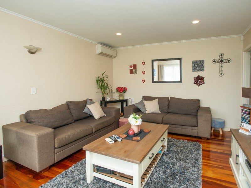 20B Henderson Crescent, Onekawa, Napier - Carousel 1
