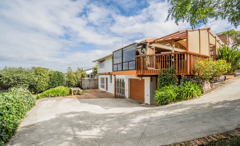 6 Barker Rise, Northcross, Auckland - Carousel 1