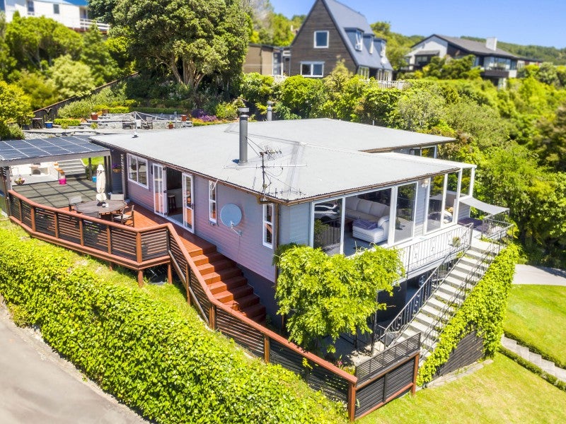 2 Kenilworth Grove, Silverstream, Upper Hutt - Carousel 2
