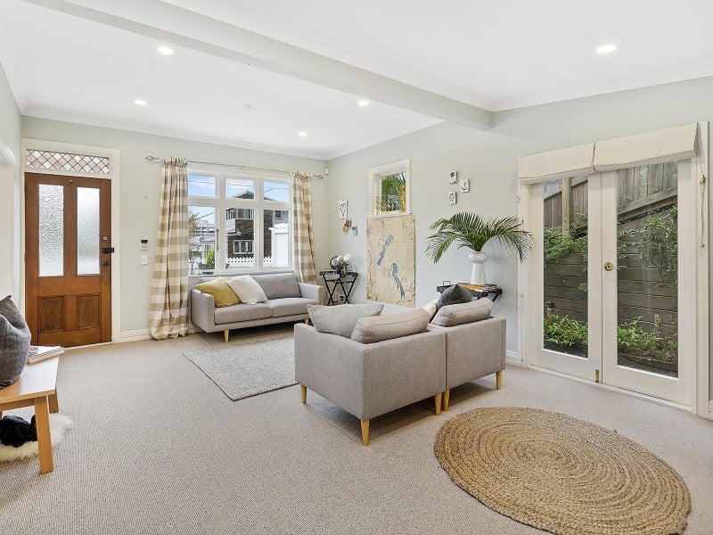 4 Pitarua Street, Thorndon, Wellington - Carousel 2