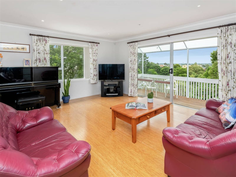 17 Copperfield Terrace, Mellons Bay, Auckland - Carousel 2