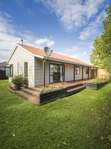 43 Chatsworth Place, Highbury, Palmerston North - Carousel 1